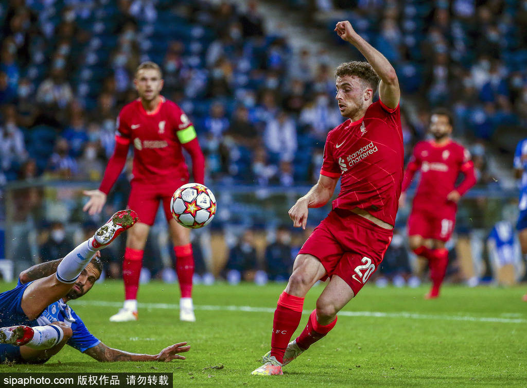 她依然保持 她依然保持